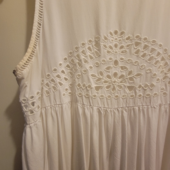 White flowy tank blouse - Picture 3 of 3